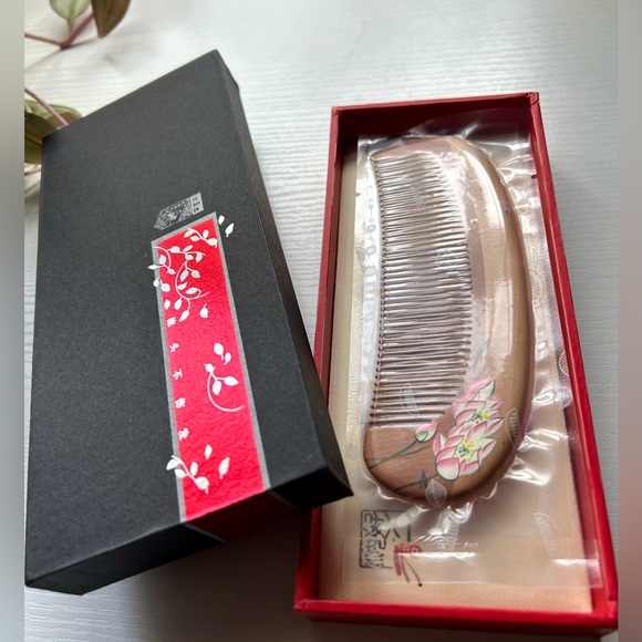 New In Box Handmade natural sandalwood hair comb - Picture 4 of 8